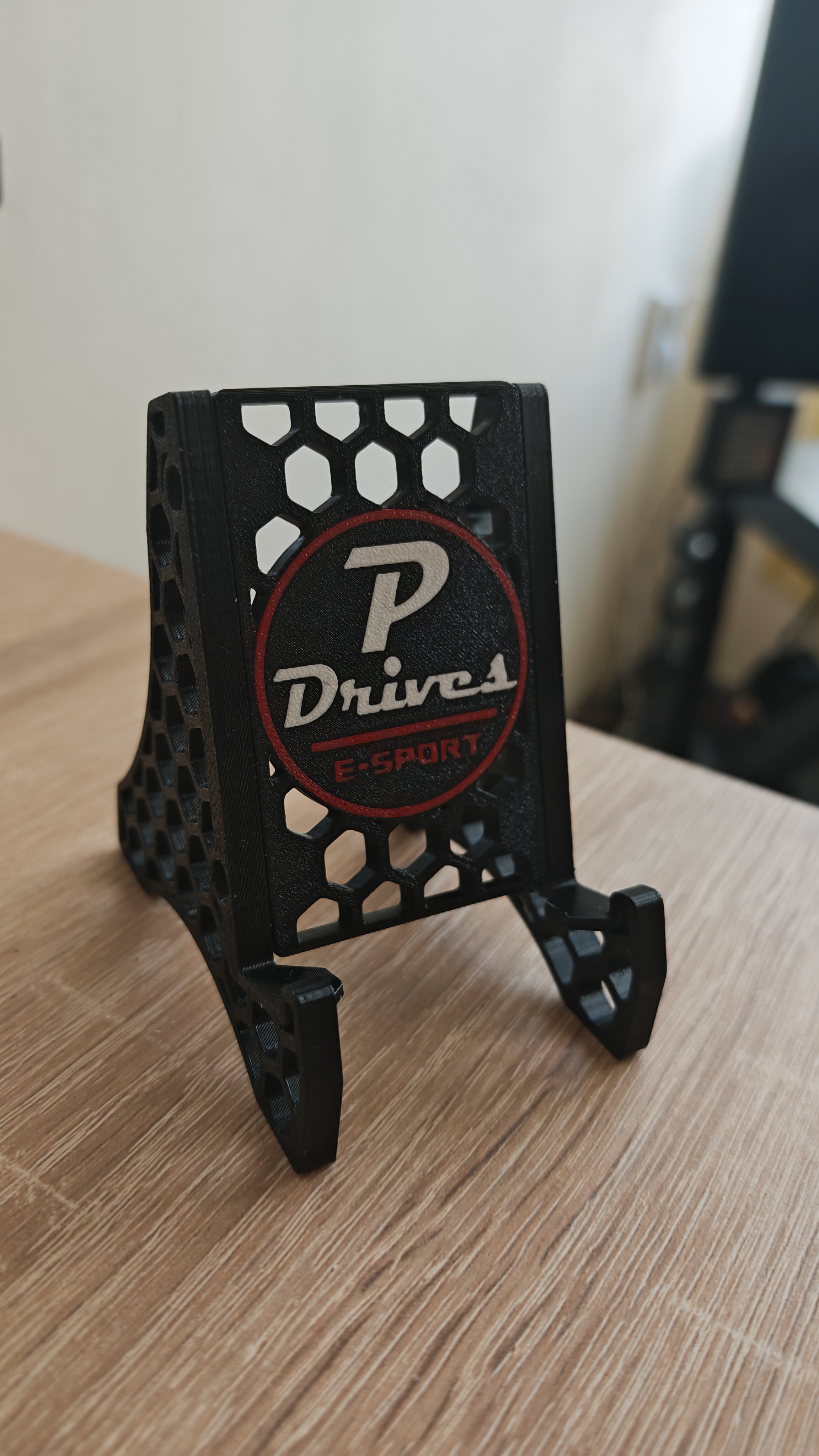 3D nyomtatott egyedi logózott telefon tartó
