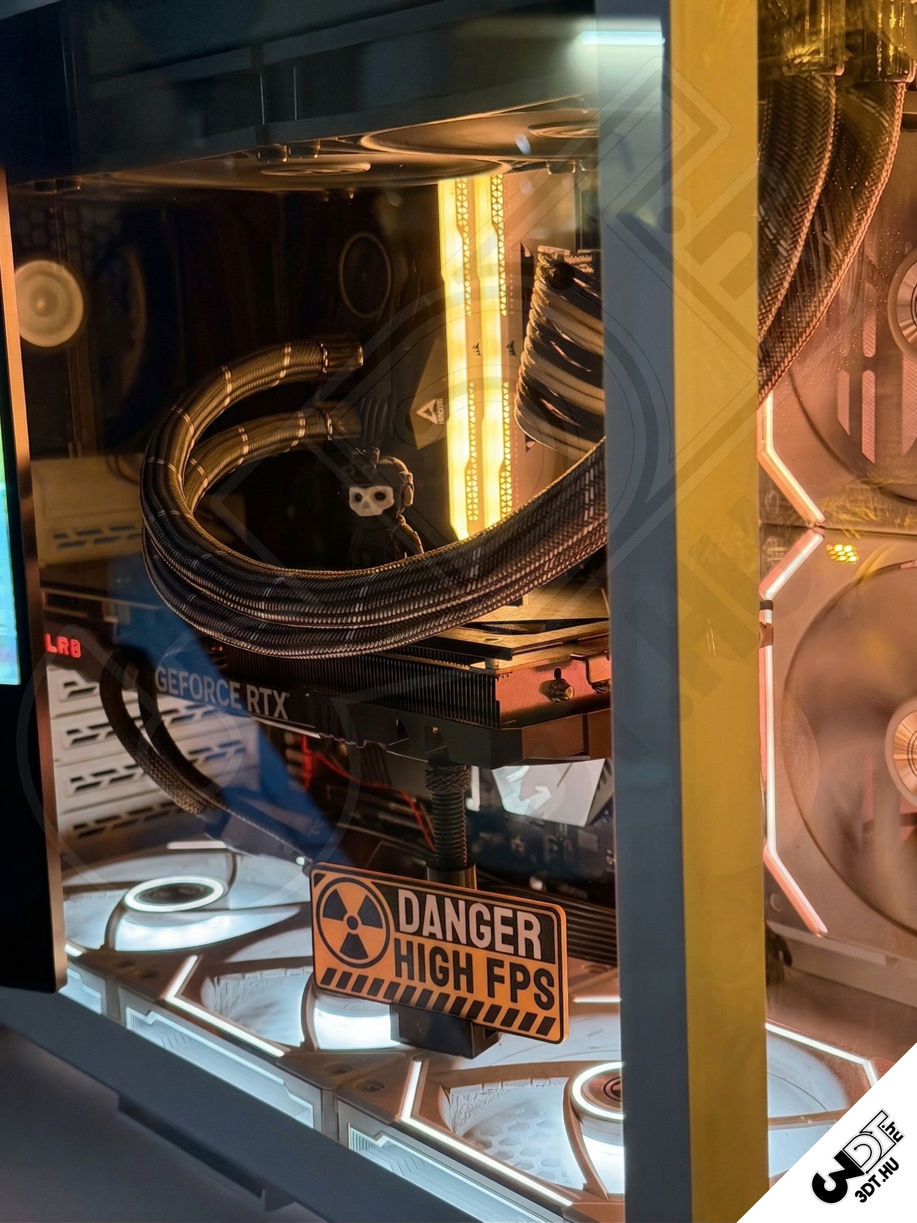 3D nyomtatott figura és GPU tartó PC házba